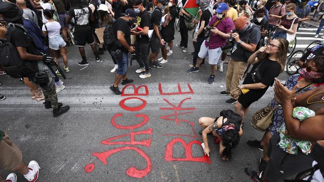 Le nom de Jacob Blake est peint sur la 34ème rue, à New York, lors de manifestations, le 24 août 2020. [Keystone/epa - Justin Lane]