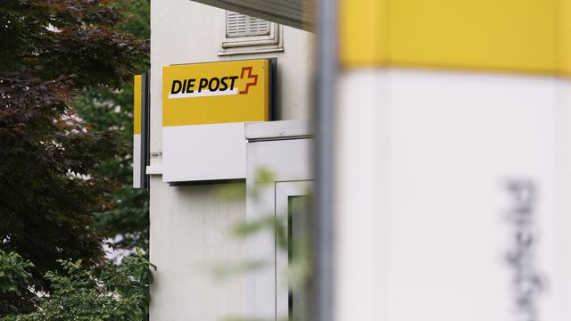 La Poste publiera une fourchette de salaires pour ses offres d'emploi. [Keystone - Christian Beutler]