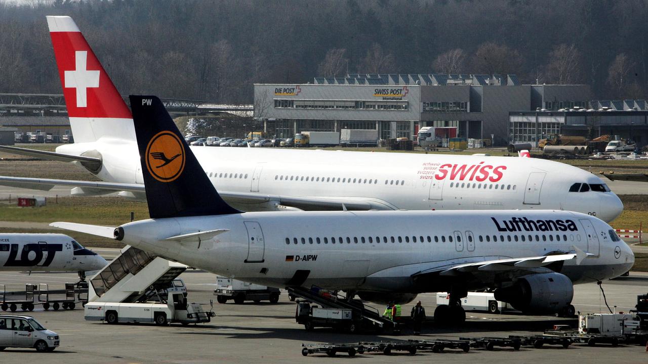 La compagnie aérienne Swiss et sa maison-mère Lufthansa vont recruter en 2020: plus de 4500 personnes seront embauchées en Allemagne, en Suisse et en Autriche par le groupe allemand. La filiale helvétique engagera 1000 personnes. [Reuters - Sebastian Derungs]