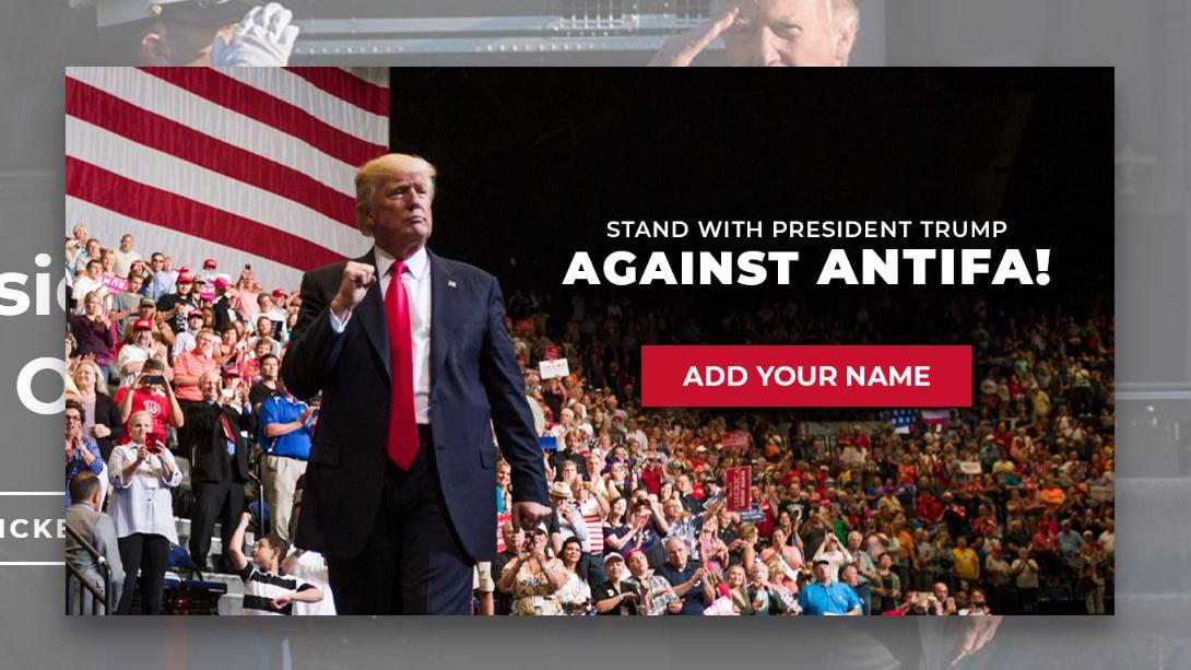 Le triangle rouge apparaissait sur certains messages de campagne sponsorisés par le président américain. Le texte attaquait les "dangereuses hordes de groupes d'extrême-gauche" et appelait les internautes à signer une pétition contre les "Antifa" ou anti-fascistes. [donaldtrump.com - Capture d'écran]
