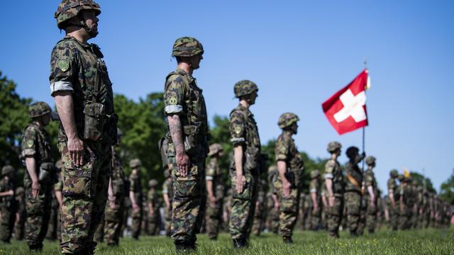 350 soldats du Bataillon Hôpital 2 de L'armée suisse participent à la cérémonie de fin d'engagement des troupes sanitaires lors de la crise du SARS-CoV-2. Bière, mercredi 27 mai 2020. [Keystone - Jean-Christophe Bott]