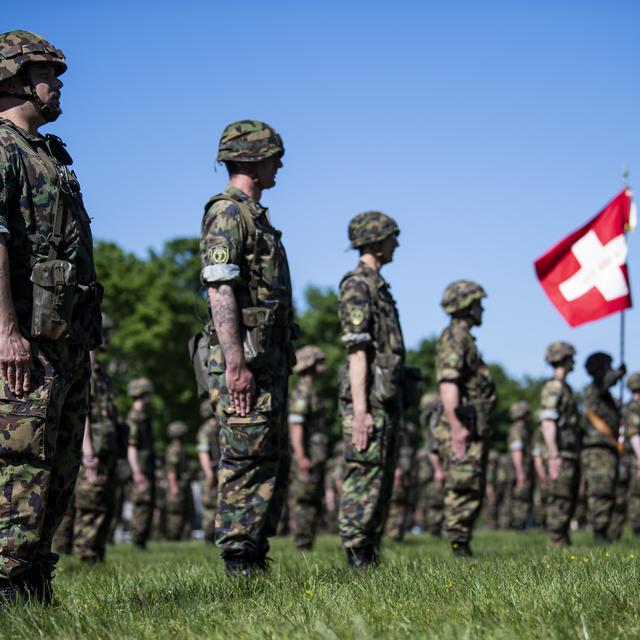 350 soldats du Bataillon Hôpital 2 de L'armée suisse participent à la cérémonie de fin d'engagement des troupes sanitaires lors de la crise du SARS-CoV-2. Bière, mercredi 27 mai 2020. [Keystone - Jean-Christophe Bott]