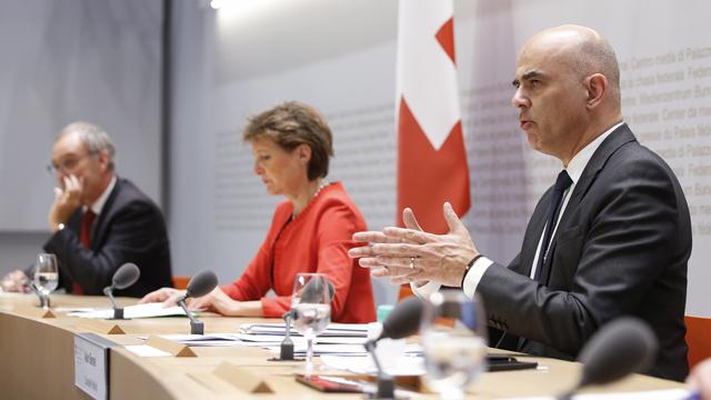 Guy Parmelin, Simonetta Sommaruga et Alain Berset lors de la conférence de presse du Conseil fédéral du 16 avril 2020. [Keystone - Peter Klaunzer]