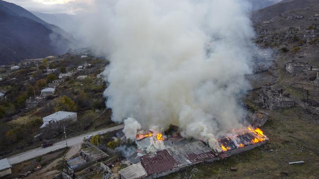 Une maison en feu dans le Haut-Karabakh. [Keystone - AP Photo/Dmitry Lovetsky]