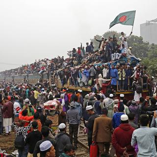 Dimanche 12 janvier: des musulmans bangladais se rendent à une réunion religieuse à Tongi, non loin de la capitale Dacca. [Keystone - EPA/Monirul]
