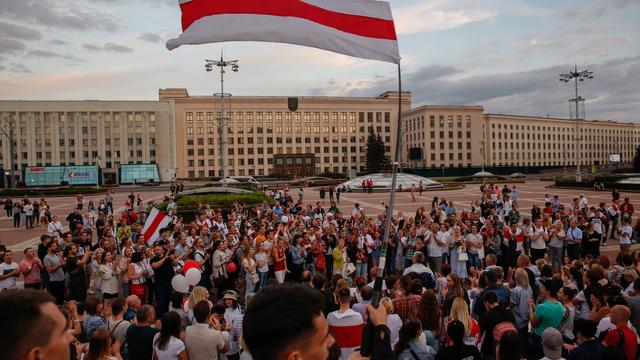 Foule de manifestants devant le bâtiment abritant le gouvernement, le samedi 15 août 2020. [Keystone - Tatyana Zenkovich]