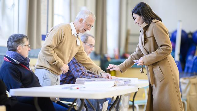 La maire de Paris Anne Hidalgo au bureau de vote pour sa réélection, le 15 mars 2020 à Paris. [AFP - Eliot Blondet]