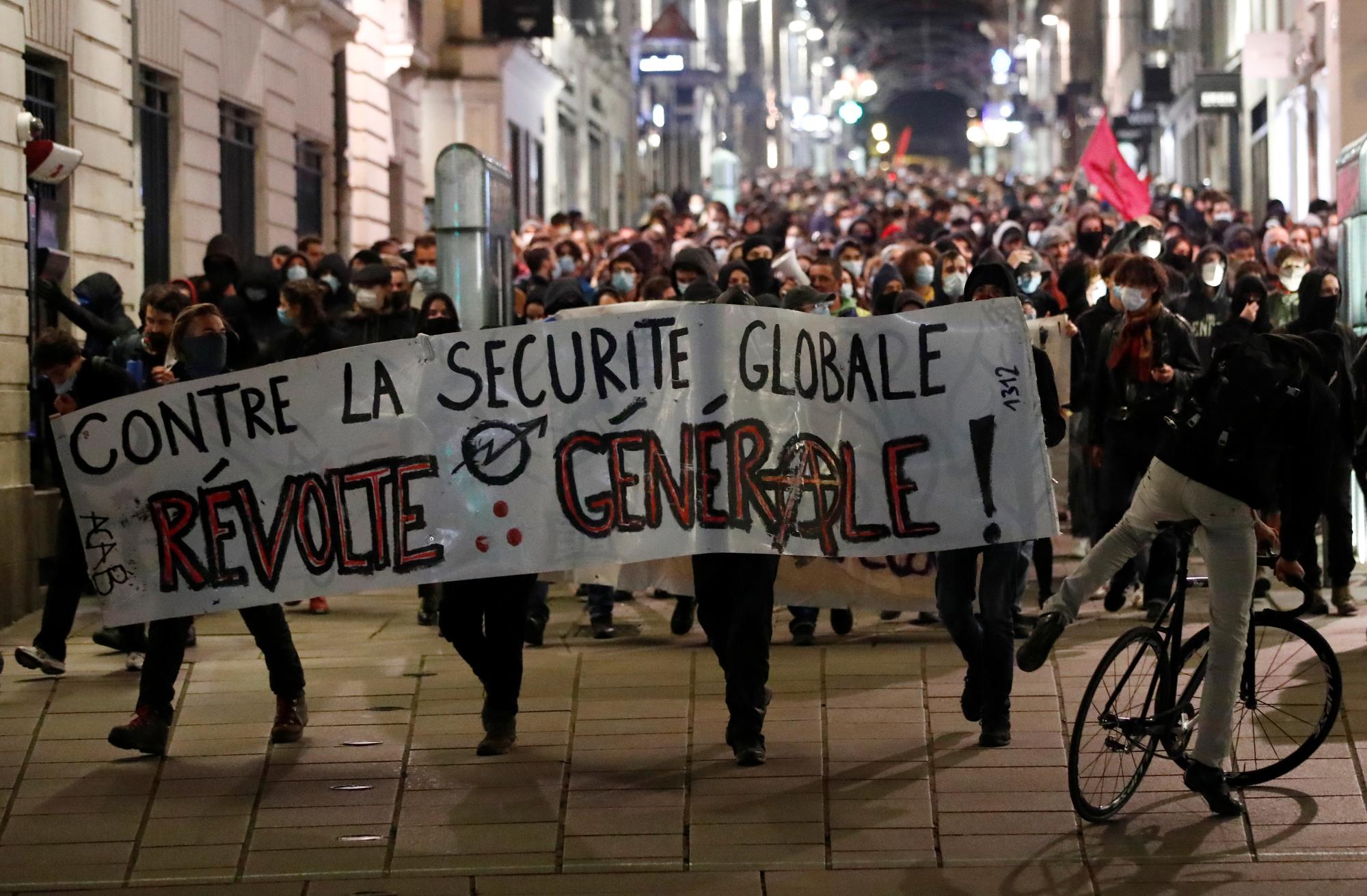 Des manifestants photographiés à Nantes qui militent contre la loi de sécurité globale du gouvernement français. [Reuters - Stephane Mahe]