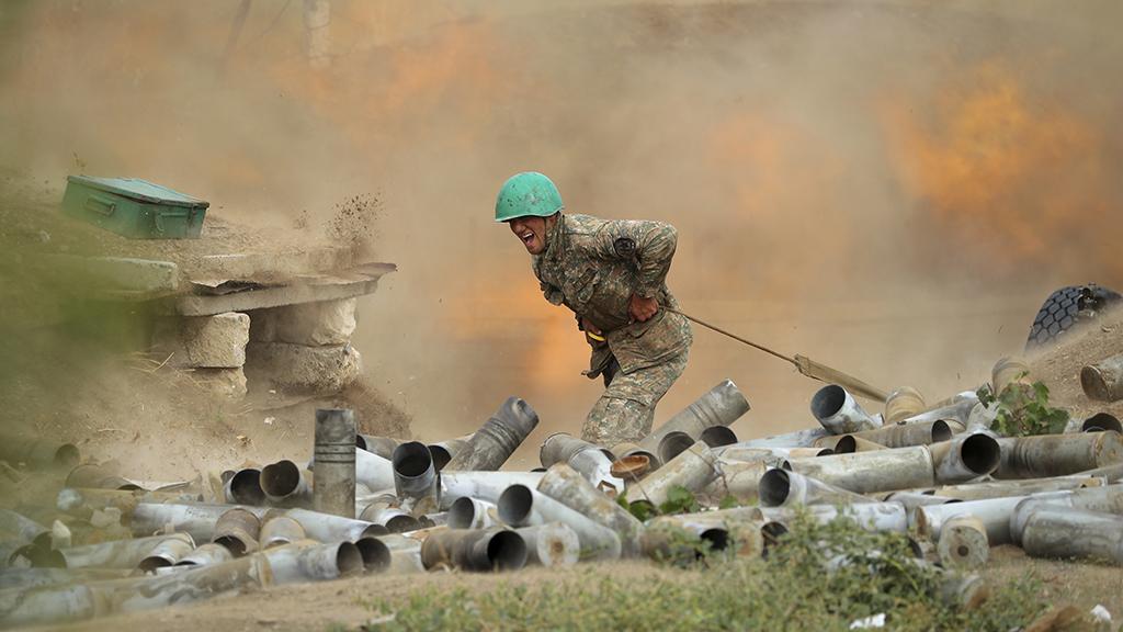 Un artilleur arménien en action dans le Haut-Karabakh, le 29 septembre 2020. [Keystone - Sipan Gyulumyan/Armenian Defense Ministry Press Service/PAN Photo via AP]