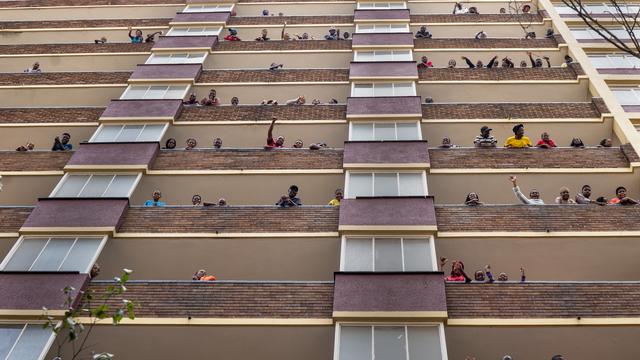 Vendredi 27 mars: la population de Hillbrow, un quartier populaire de Johannesbourg, en Afrique du Sud, est désormais confinée à domicile. [Keystone - AP Photo/Jerome Delay]