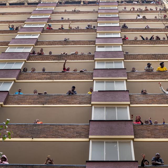 Vendredi 27 mars: la population de Hillbrow, un quartier populaire de Johannesbourg, en Afrique du Sud, est désormais confinée à domicile. [Keystone - AP Photo/Jerome Delay]