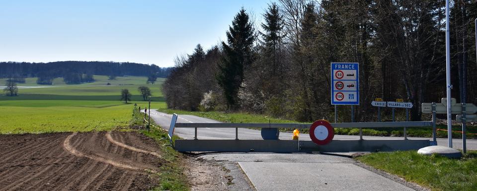 La frontière reste contournable malgré la fermeture annoncée. [RTS - Gaël Klein]