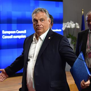 Le Premier ministre hongrois Viktor Orban quitte les discussions, tard samedi soir, à Bruxelles. [Pool/EPA/Keystone - John Thys]