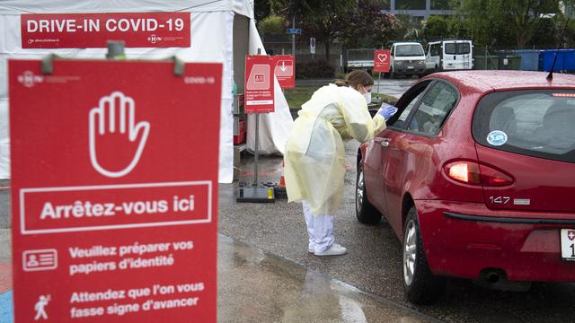 Un drive-in test coronavirus aux Etablissements hospitaliers du Nord Vaudois. [Keystone - Laurent Gillieron]