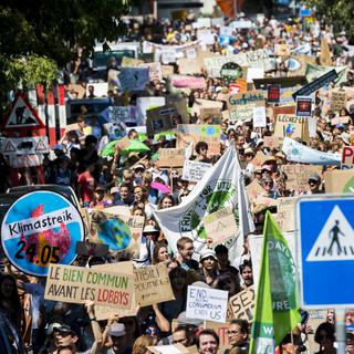 Plus de 2500 personnes avaient défilé contre le dérèglement climatique à Lausanne le 9 août, dernier jour du sommet européen "Smile for Future". [Keystone - Jean-Christophe Bott]