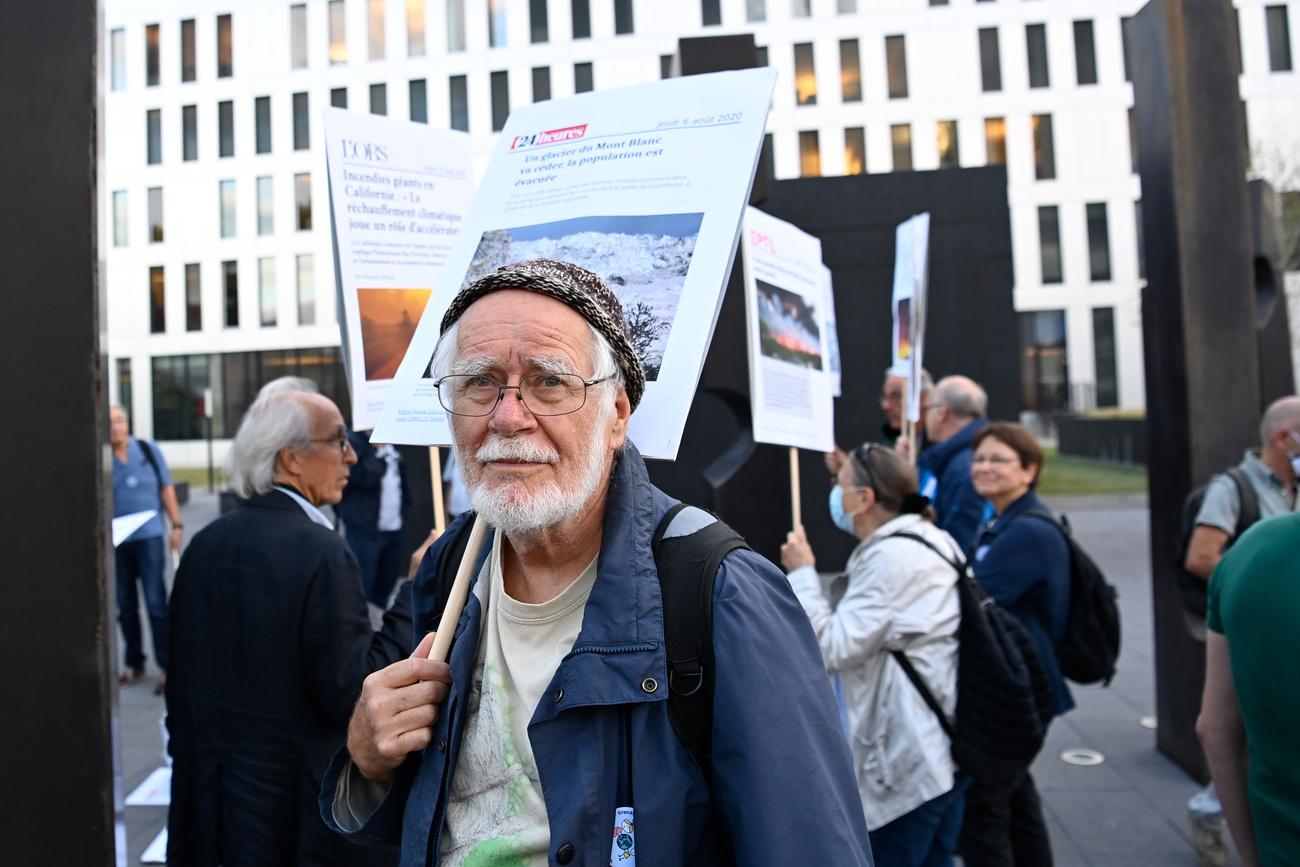 Le prix Nobel de chimie Jacques Dubochet manifeste avec les Grands-parents pour le climat, devant le Tribunal cantonal vaudois, le 22 septembre 2020. [Keystone - Laurent Gillieron]