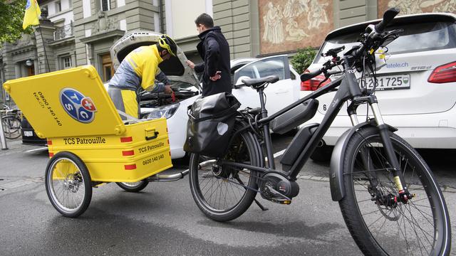 Depuis 2018, des patrouilleur du TCS effectuent des dépannages avec des vélos eBike-Patrouille. [Keystone - Laurent Gillieron]