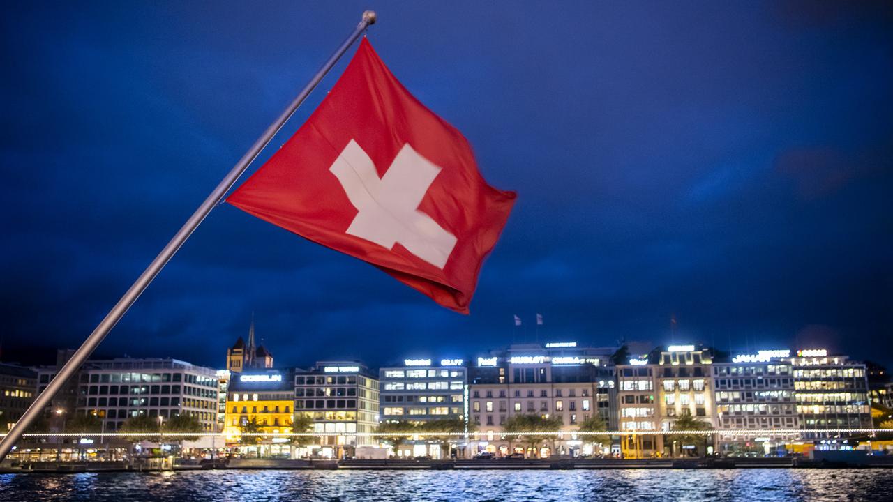 Un drapeau suisse sur la Rade de Genève. [Keystone - Jean-Christophe Bott]