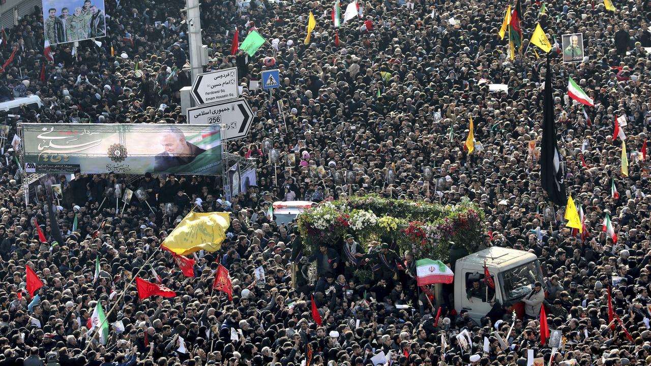 Plusieurs millions de personnes, selon la télévision d’état, massées pour rendre hommage au général Soleimani tué la semaine passée en Irak par les Américains. [AP Photo/Keystone - Ebrahim Noroozi]