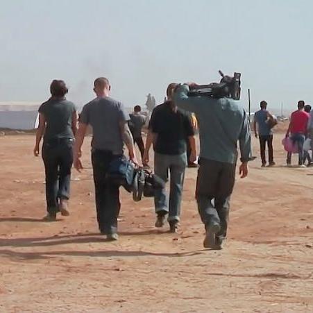 Boutheyna Bouslama part à la recherche de son ami d'enfance Oussama, activiste media syrien disparu, dans "À la recherche de l'homme à la caméra". [solothurnerfilmtage.ch - 24images/Close Up Films]