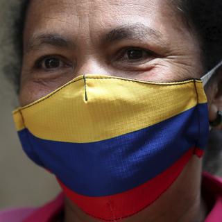Un Colombienne portant un masque de protection. [AP Photo/Keystone - Fernando Vergara]