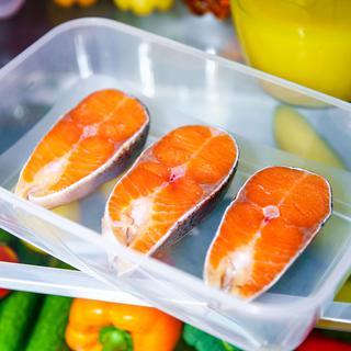 Gros plan sur des tranches de saumon cru dans un réfrigérateur. [Depositphotos - cookelma]