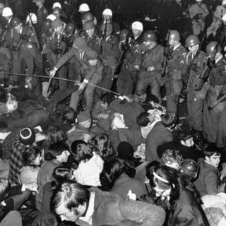 Une manifestation anti-Vietnam à Washington dans la nuit du 21 au 22 octobre 1967. [Keystone/AP Photo]