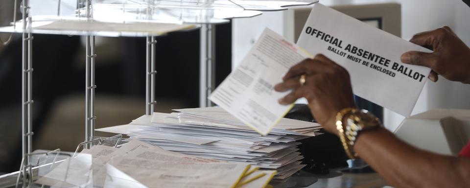 Des bulletins de vote envoyés par la poste à Atlanta, en Géorgie, le 5 novembre 2020. [Keystone/epa - Erik S. Lesser]