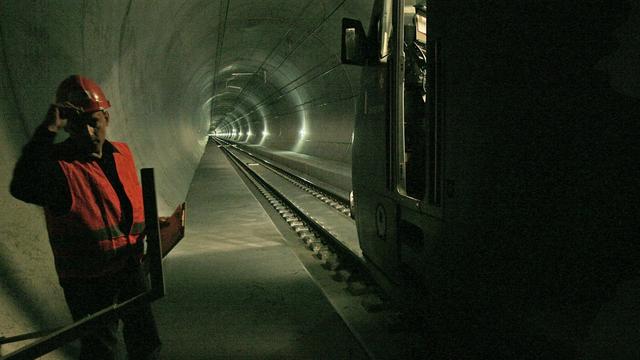 Un ouvrier dans le tunnel du Lötschberg. [Keystone - Peter Schneider]