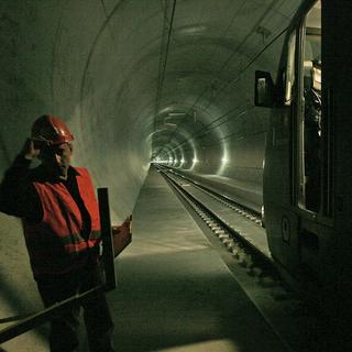Un ouvrier dans le tunnel du Lötschberg. [Keystone - Peter Schneider]