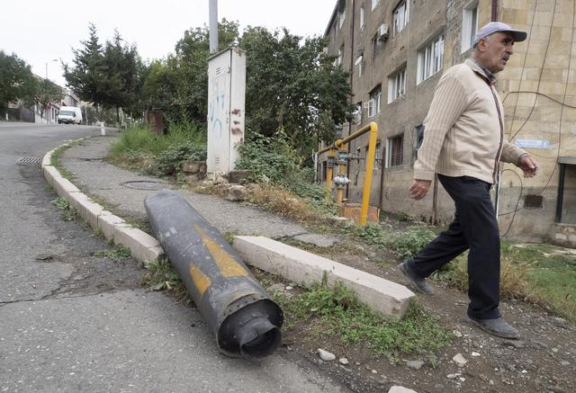 Une rue de Stepanakert après des bombardements azerbaïjanais sur la capitale de la république auto-proclamée du Haut-Karabakh, le 7 octobre 2020. [Keystone/AP photo - Dmitri Lovetsky]