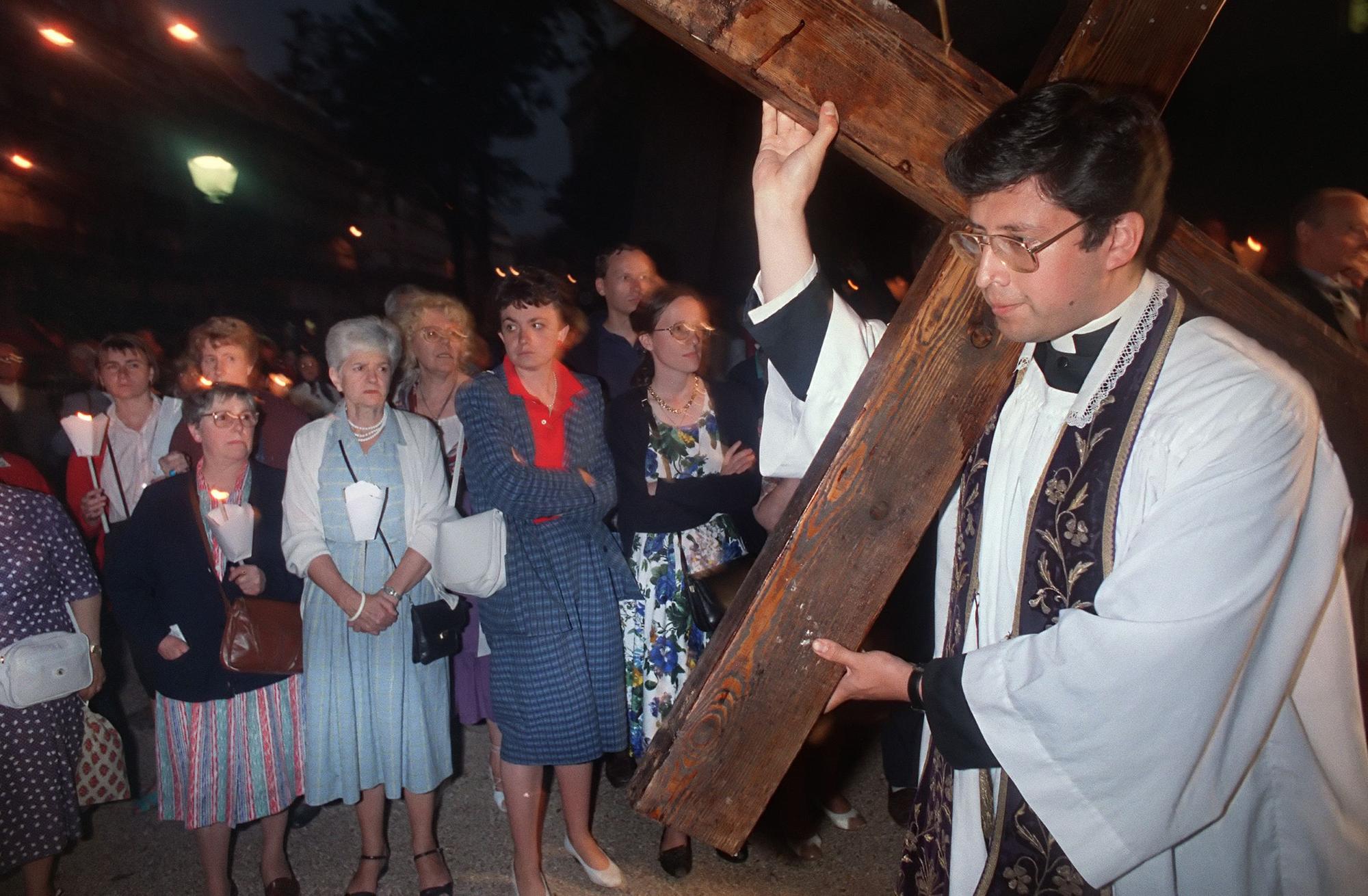 Un prêtre de l'église de Saint-Nicolas du Chardonnet à Paris porte une croix pour manifester son opposition au film de Scorsese. [AFP - PATRICK HERTZOG]