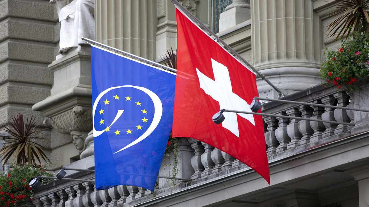 Le drapeau du Conseil de l'Europe au balcon du Palais fédéral à Berne en septembre 2019. [Keystone - Peter Klaunzer]