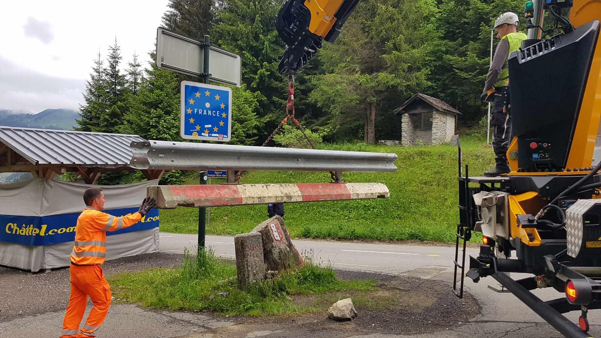 Ouverture de la frontière franco-suisse au Pas-de-Morgins en Valais [RTS - Hugues Buchard]