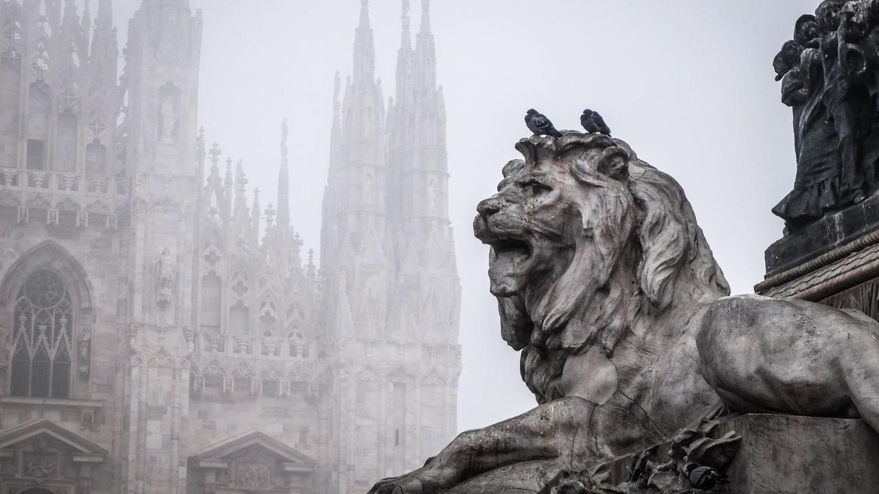 Du smog enveloppe le Duomo de Milan, le 7 janvier 2020. [Keystone/epa - Matteo Corner]