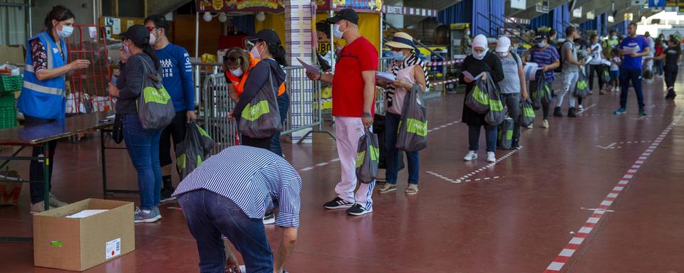 Une nouvelle distribution de nourriture a eu lieu à Genève. [Keystone - Salvatore Di Nolfi]