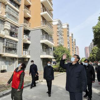 10 mars: le président Xi Jinping visite des quartiers résidentiels de Wuhan alors que la situation liée au virus semble s'améliorer. [AP/Keystone - Ju Peng]