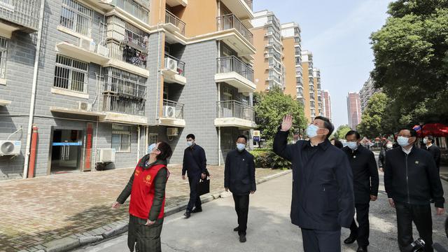 10 mars: le président Xi Jinping visite des quartiers résidentiels de Wuhan alors que la situation liée au virus semble s'améliorer. [AP/Keystone - Ju Peng]