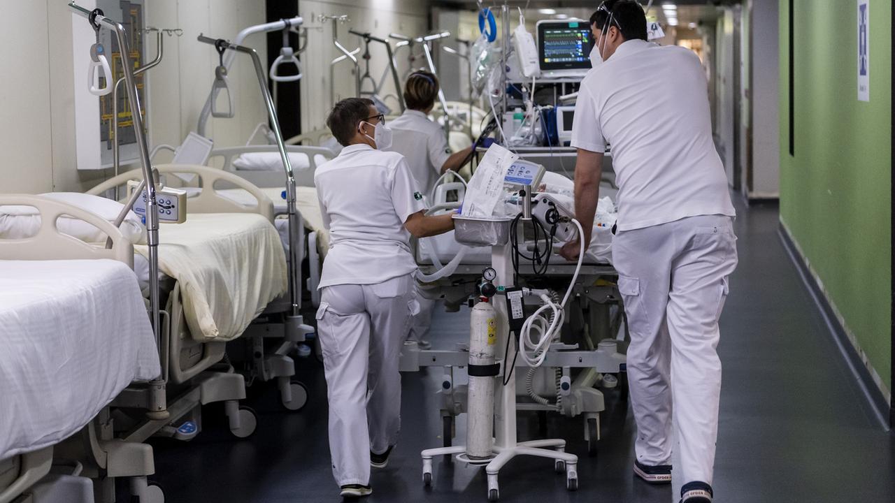 Des étudiants en soins infirmiers ont été appelés en renfort en Valais. [KEYSTONE - Jean-Christophe Bott]