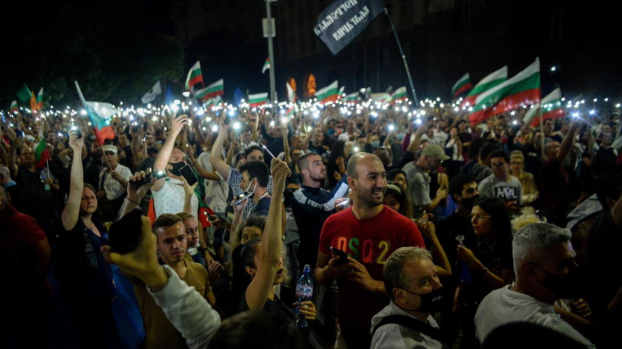 Des milliers de personnes se sont rassemblées devant le Parlement bulgare dans la capitale Sofia mercredi pour protester contre l'action gouvernementale et demander la démission du premier ministre Boïko Borissov. [Borislav Troshev]