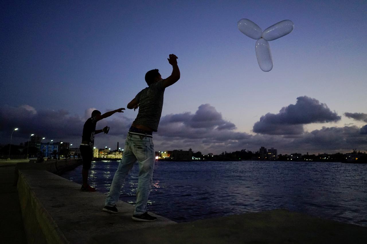 Les pêcheurs lancent de drôles de ballons gonflables à Cuba. [Reuters - Alexandre Meneghini]