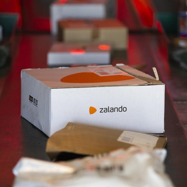 Zalando, Digitec et Amazon sont dans le top 3 du e-commerce suisse. [Peter Klaunzer]