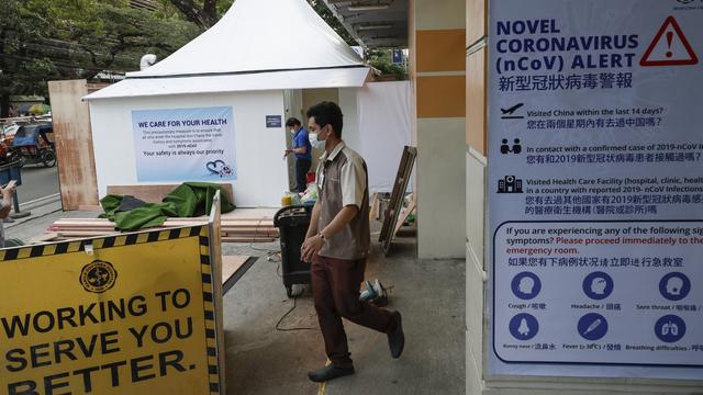 Installation d'une zone de quarantaine devant un hôpital à Manille, aux Philippines, ce 31 janvier 2020. [AP Photo - Aaron Favila]