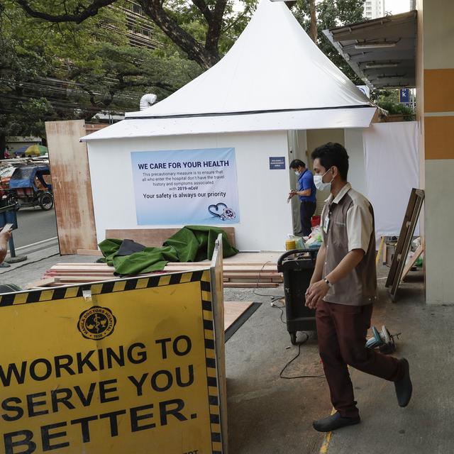 Installation d'une zone de quarantaine devant un hôpital à Manille, aux Philippines, ce 31 janvier 2020. [AP Photo - Aaron Favila]