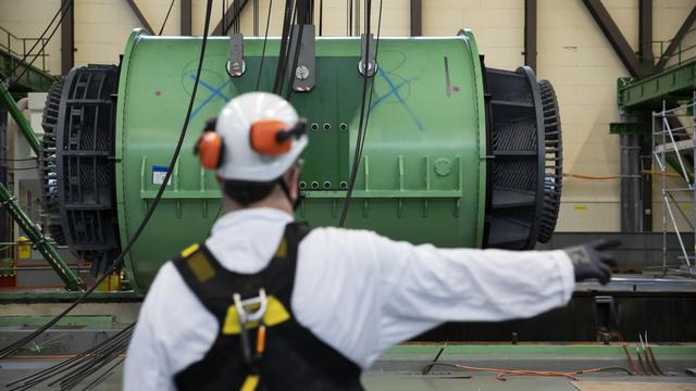 Un ouvrier participe au démantèlement de la centrale de Mühleberg. [Keystone - Peter Klaunzer]