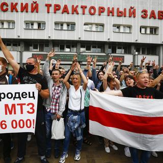 Des travailleurs protestent à Minsk, en Biélorussie, à la suite de l'élection présidentielle de dimanche dernier. [AP Photo/Keystone - Sergei Grits]