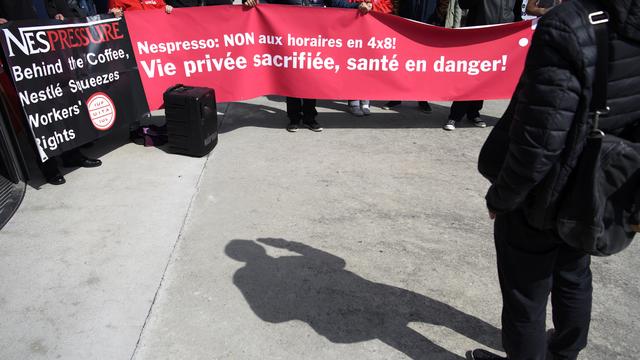 Une manifestation d'employés de Nespresso en mai 2018 à Lausanne, contre l'introduction des nouveaux horaires qui sont en cause aujourd'hui. [Keystone - Laurent Gillieron]