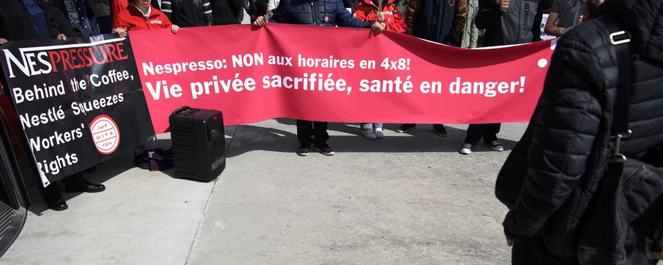 Une manifestation d'employés de Nespresso en mai 2018 à Lausanne, contre l'introduction des nouveaux horaires qui sont en cause aujourd'hui. [Keystone - Laurent Gillieron]