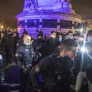 La police est intervenue violemment à Paris pour évacuer des migrants. [Keystone/EPA - Christophe Petit Tesson]