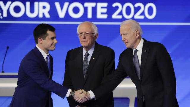 Le jeune Pete Buttigieg face aux vétérans Bernie Sanders et Joe Biden lors du d'un débat dans le New Hampshire. [Keystone - AP Photo/Charles Krupa]